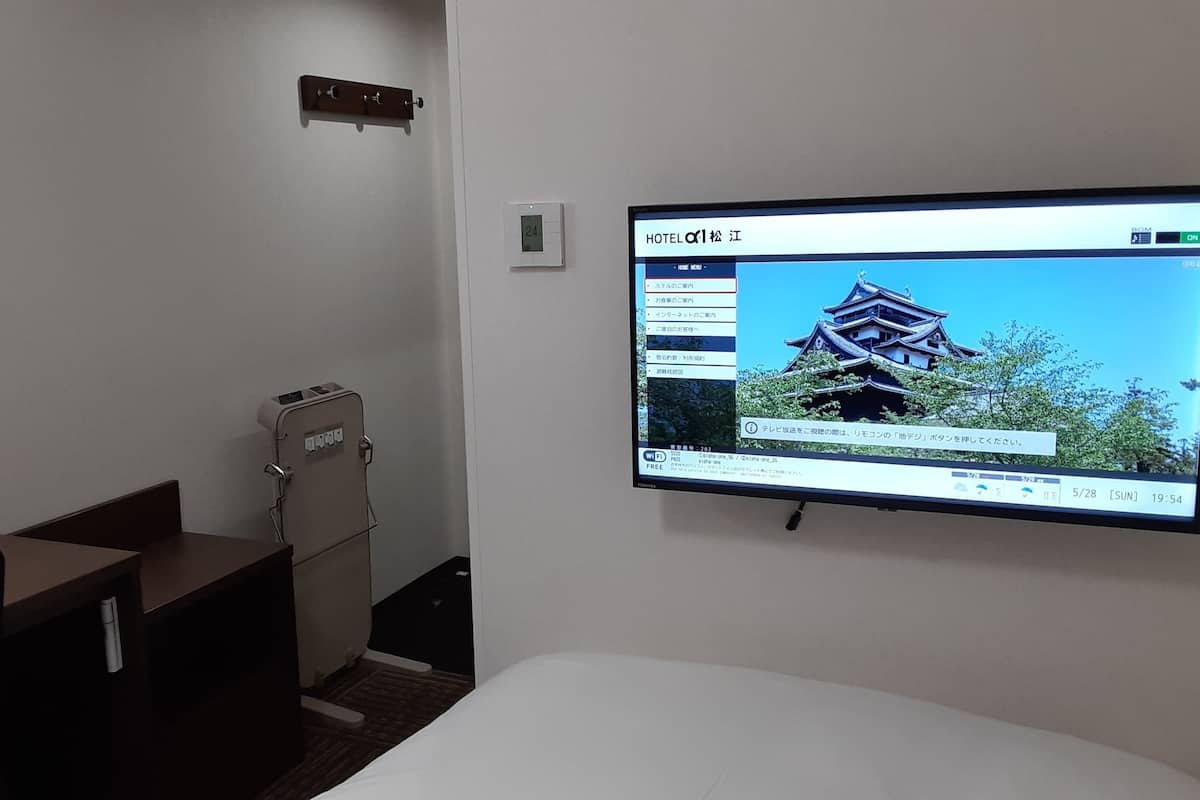 羽绒被、办公桌、遮光窗帘、免费 WiFi