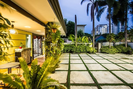 Garden. Surprised Homestay by uBook