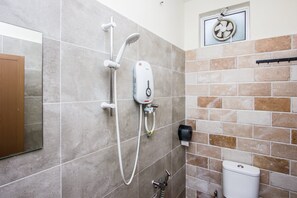 Deluxe Double Room, Garden View | Bathroom - Surprised Homestay by uBook (Butterworth)