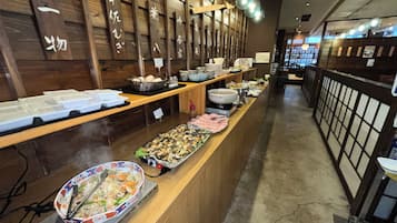 Colazione a buffet, servita tutte le mattine (1000 JPY a persona)