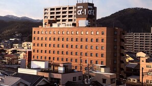 A multi-story hotel with a prominent sign on the rooftop. - Hotel Alpha-One Onomichi (Onomichi)
