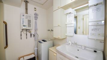 Apartemen Keluarga, pemandangan kota | Kamar mandi | Sandal