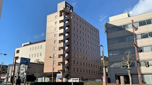 Un hotel de varios pisos con un letrero llamativo que indica que es un hotel.