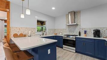 Coffee/tea maker, fridge, microwave, oven