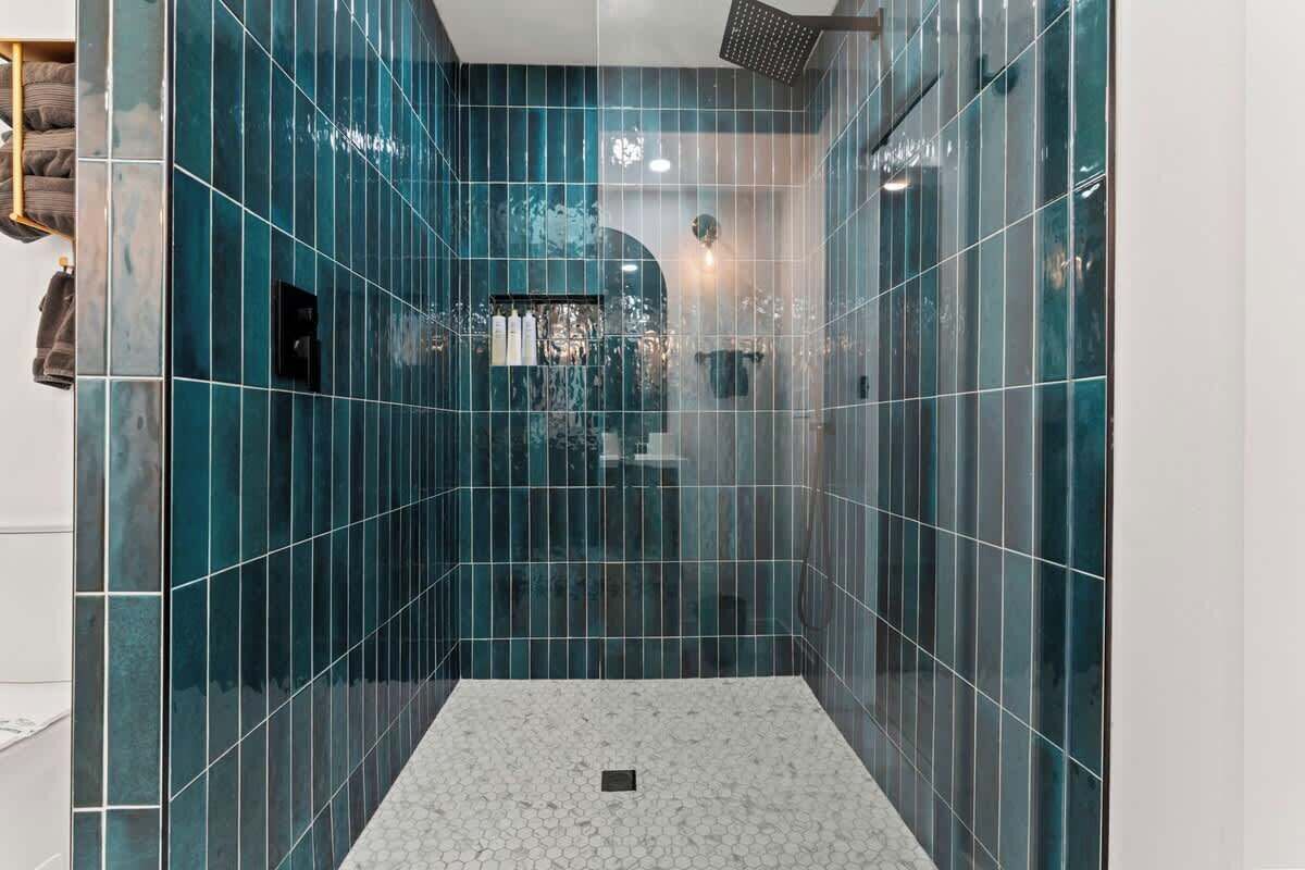 Een douche, een haardroger, shampoo