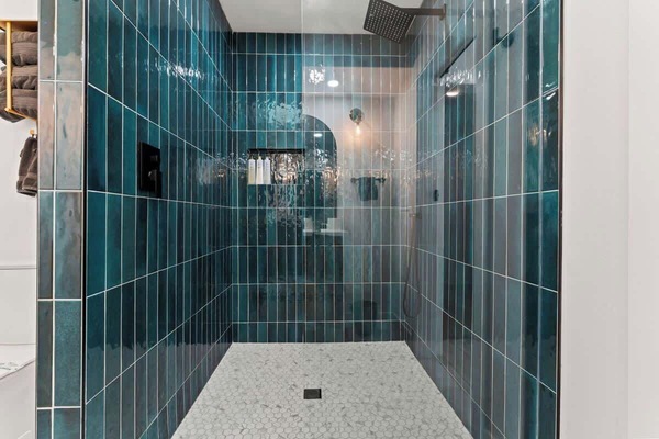 Een douche, een haardroger, shampoo