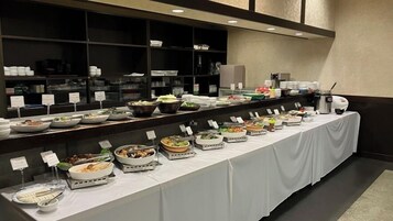 Se ofrece un desayuno bufé (1000 JPY por persona)