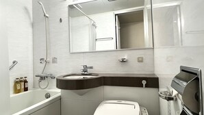 Een moderne badkamer met een bad, een wastafel, een toilet en een douche.