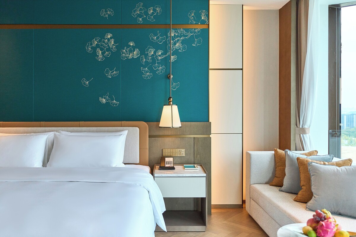 Executive Room, 1 King Bed, Club Lounge Access | Premium bedding, down comforters, minibar, in-room safe