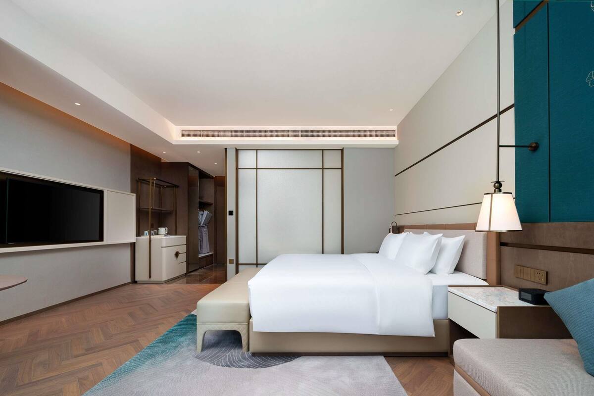 Roupas de cama premium, edredons de pluma, frigobar, cofres nos quartos