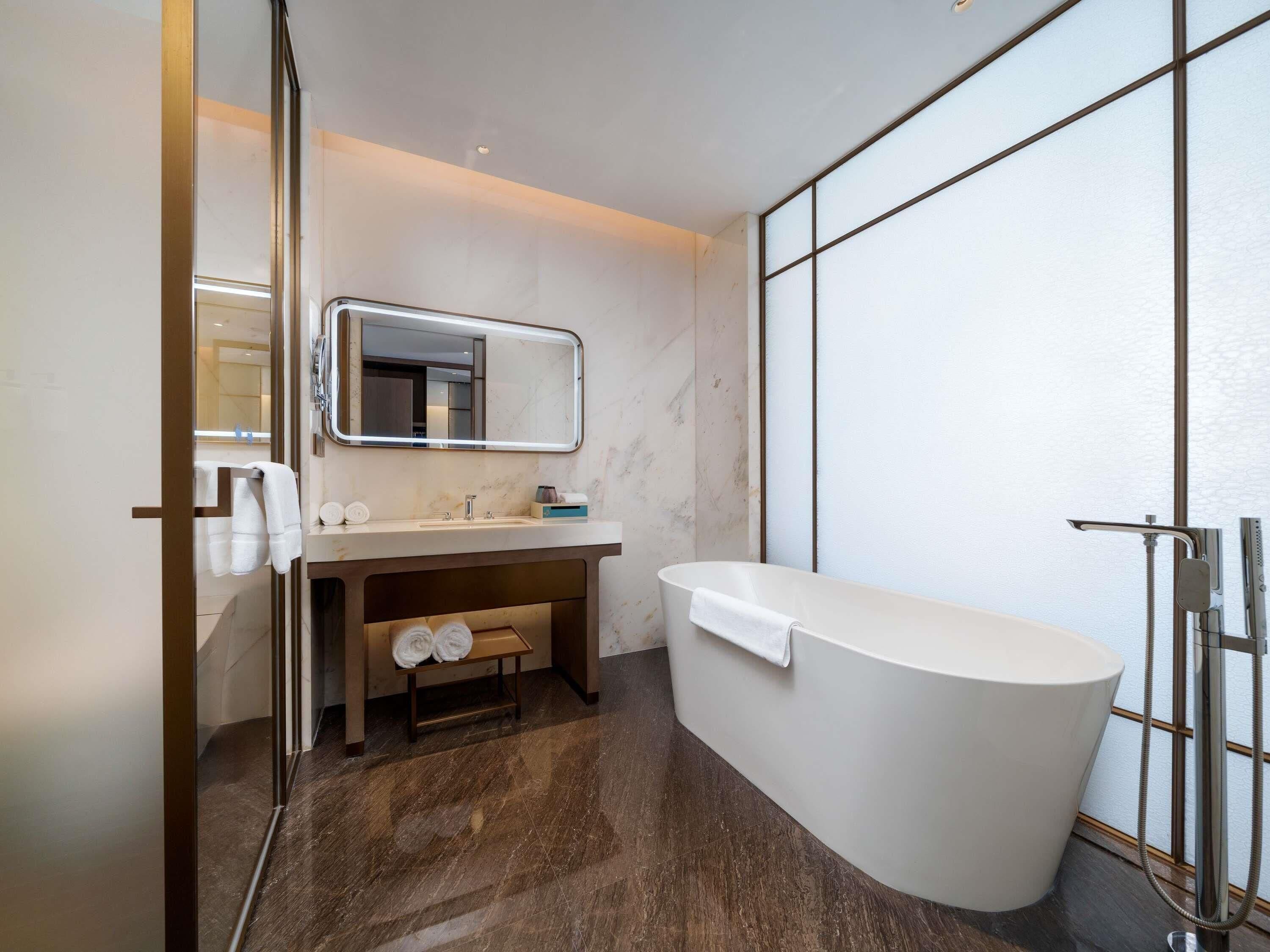 Luxe beddengoed, donsdekens, een minibar, een kluis op de kamer