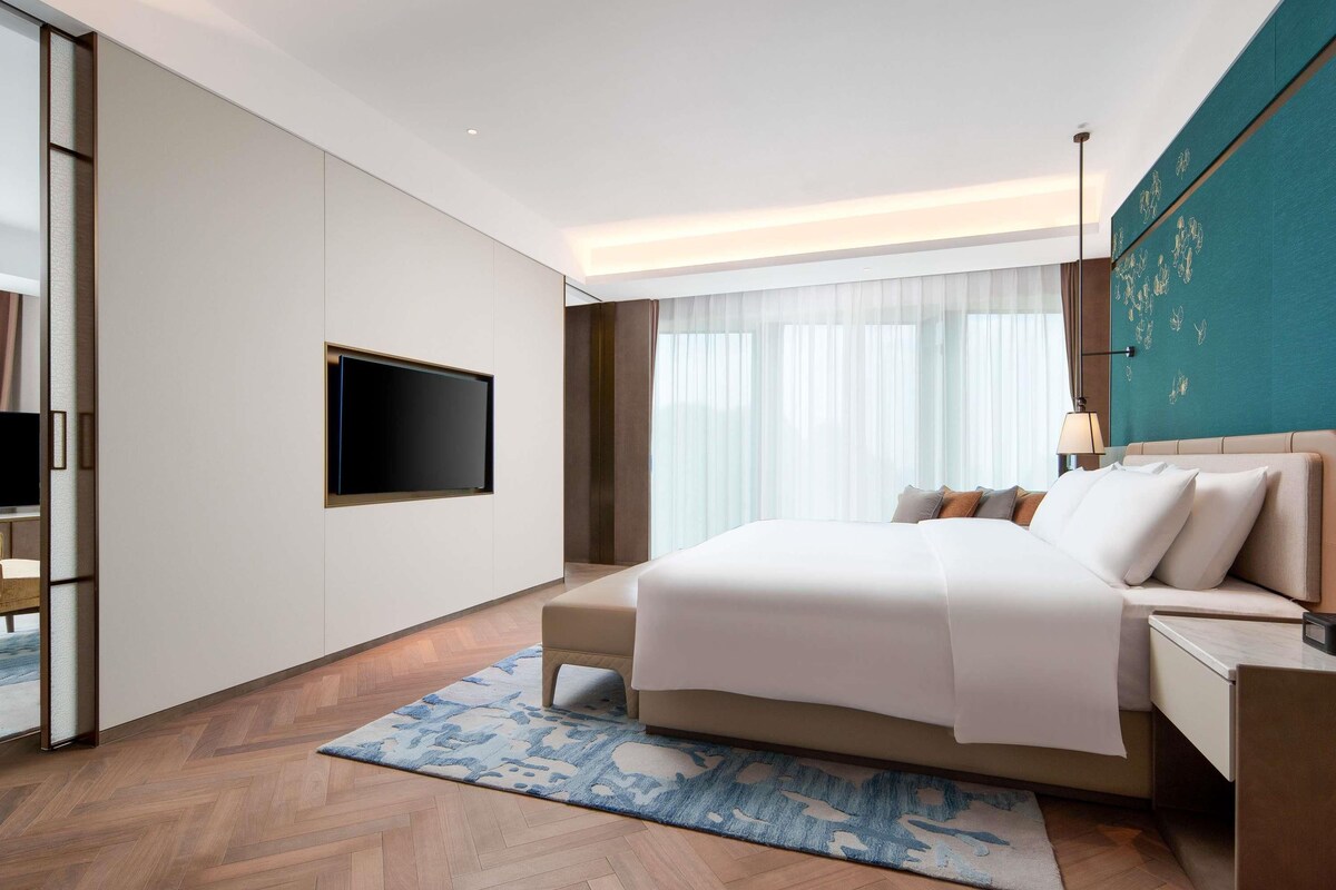 Exclusive Suite, 1 King Bed, Club lounge access | Premium bedding, down duvets, minibar, in-room safe