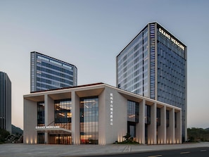 Um hotel moderno com dois edifícios destacados, um deles com uma placa indicando 'Grand Mercure'.