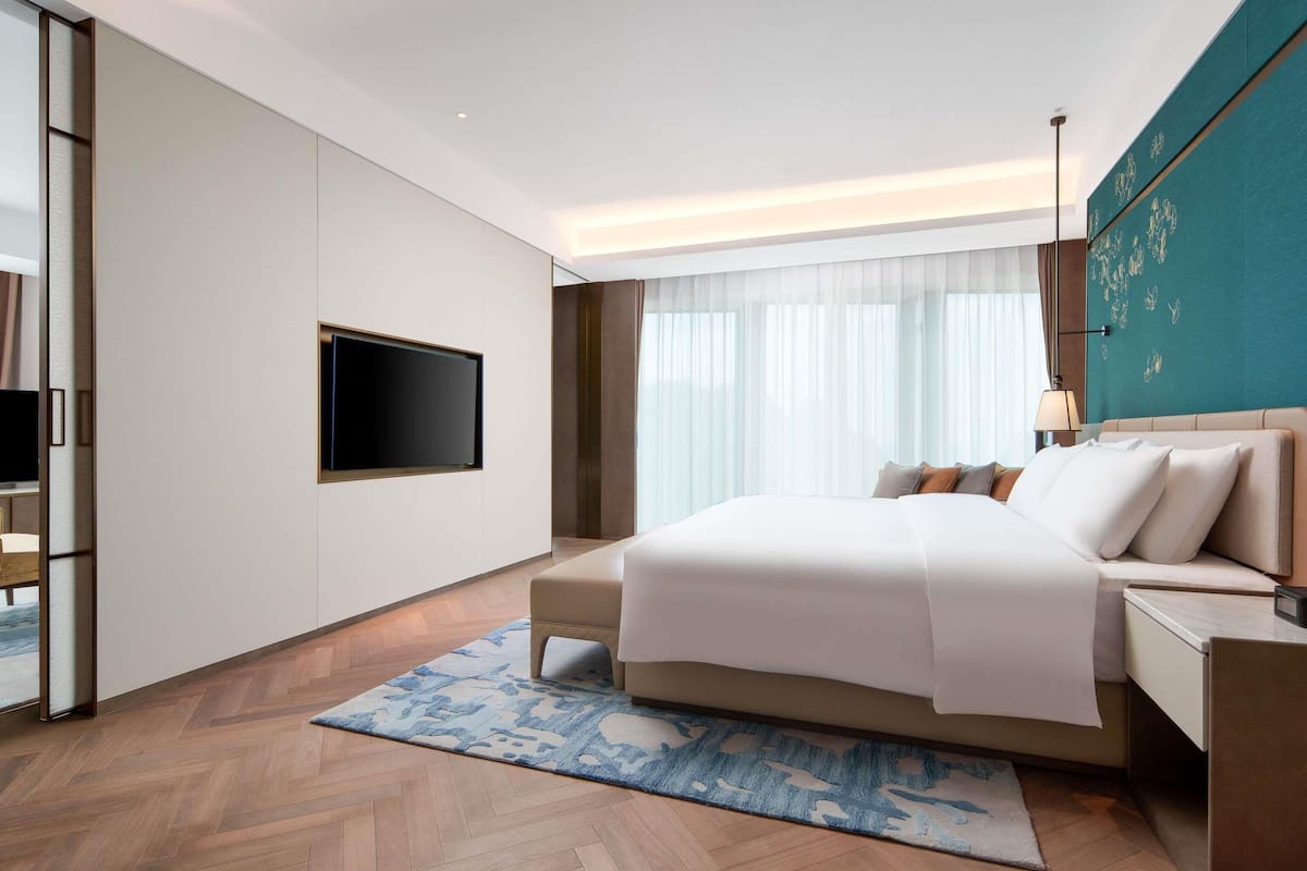 Suite exclusiva, 1 cama de matrimonio grande, Acceso al salón del club | Ropa de cama de alta calidad, edredones de plumas, minibar y caja fuerte