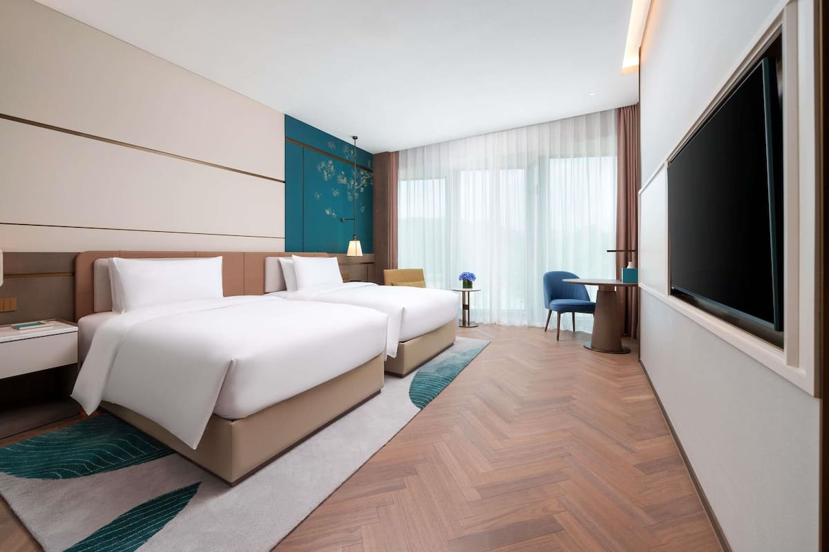 Ropa de cama de alta calidad, edredones de plumas, minibar y caja fuerte
