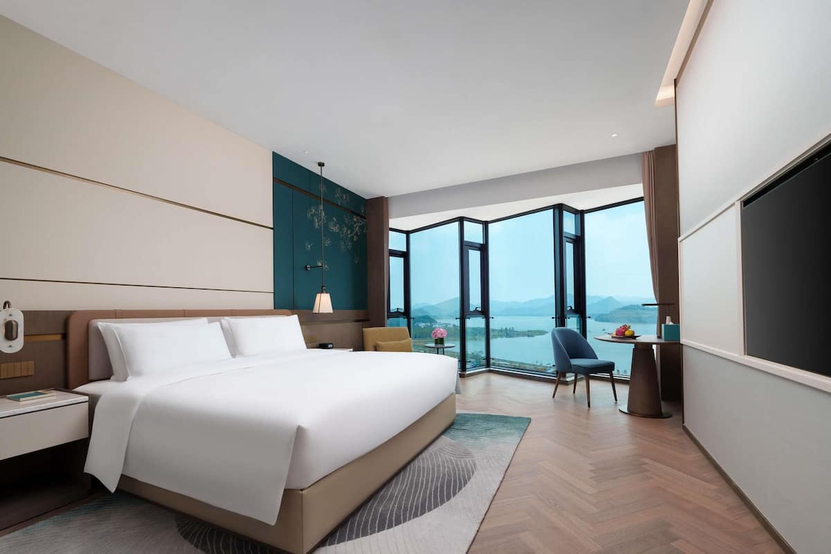 Habitación ejecutiva, 1 cama de matrimonio grande, Acceso al salón del club, vistas al lago | Ropa de cama de alta calidad, edredones de plumas, minibar y caja fuerte