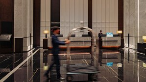 A modern lobby with a reception desk, a large mirror, and a polished marble floor. - Grand Mercure Shenzhen Guangming (Shenzhen)