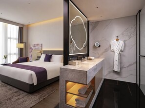 Habitación superior, 1 cama de matrimonio grande | Ropa de cama de alta calidad, edredones de plumas, caja fuerte