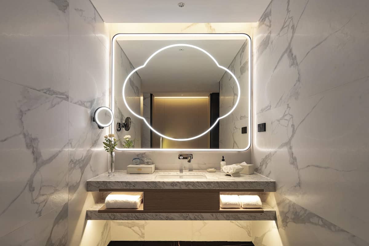 Superior Suite, 1 Katil Raja (King) | Peralatan tempat tidur premium, gebar bulu kapas, peti besi dalam bilik