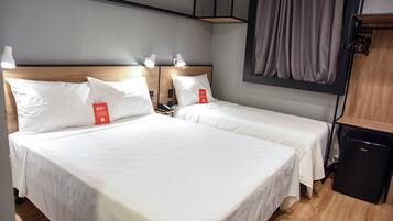 Appartement, meerdere bedden | Een minibar, een bureau, een laptopwerkplek, verduisterende gordijnen