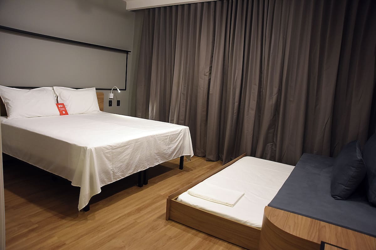 Minibar, skrivbord, arbetsyta för laptop och mörklÀggningsgardiner