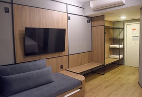 Minibar, escritorio y espacio para trabajar con laptop 