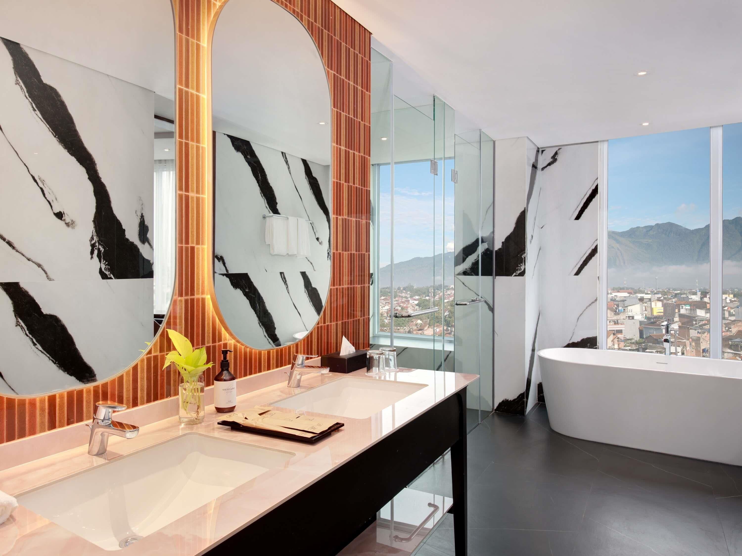 Deluxe Suite, 1 King Bed | Soundproofing, free WiFi