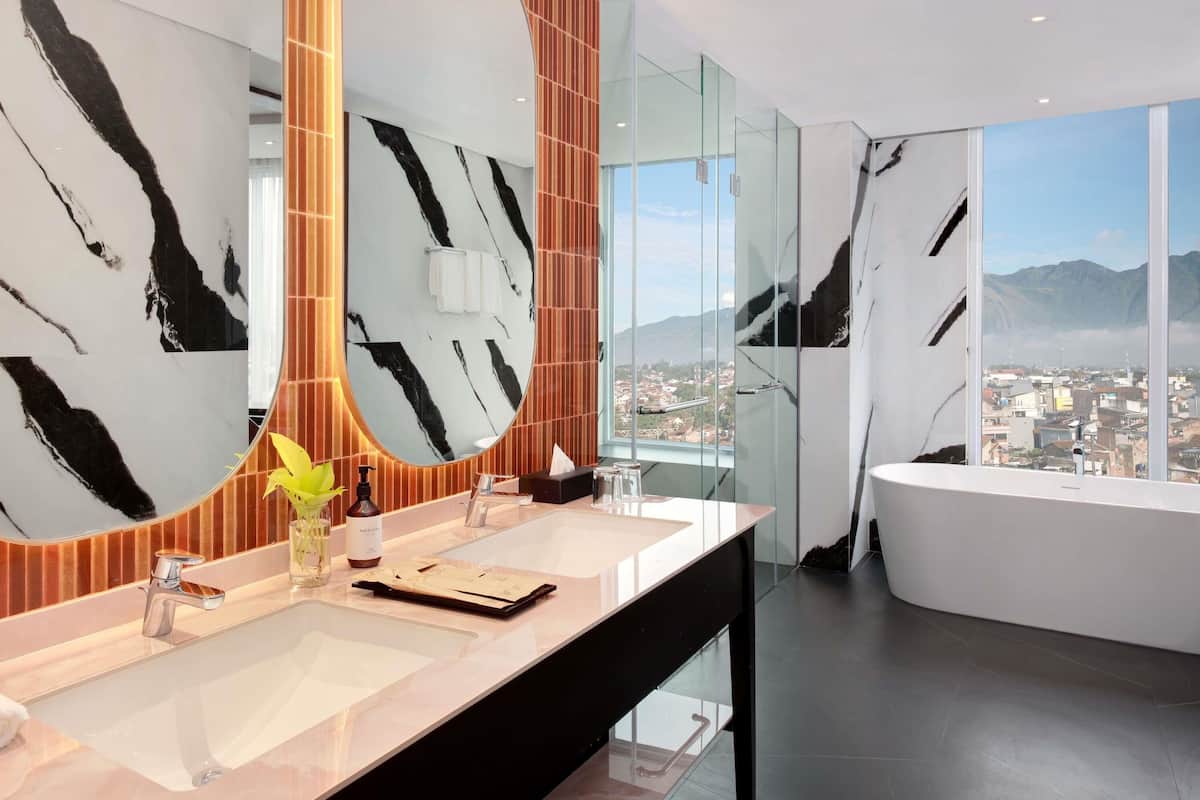 Deluxe Suite, 1 King Bed | Soundproofing, free WiFi
