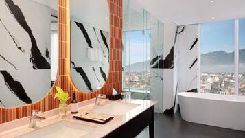 Suite – deluxe, 1 kingsize-seng | Lydisolert og wi-fi (inkludert)