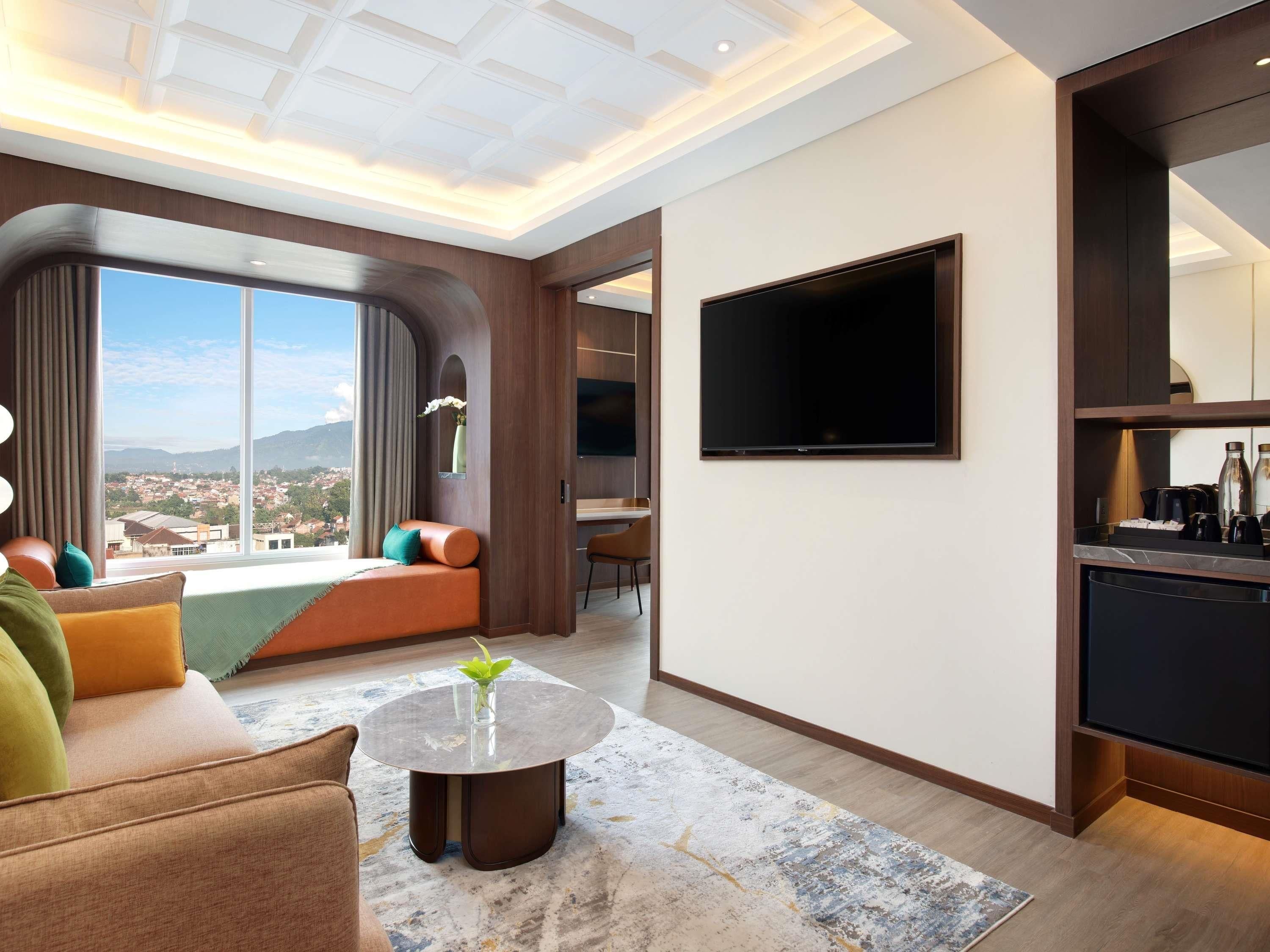 Privilege, Suite, 1 King Bed | Soundproofing, rollaway beds (surcharge), WiFi (free), bed sheets