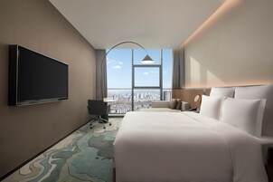 Executive Room, 1 King Bed | Down comforters, pillowtop beds, in-room safe, blackout drapes