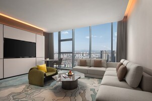 Executive Suite, 1 King Bed | Living area