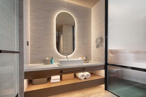Articles de toilette gratuits, sèche-cheveux, peignoirs, chaussons