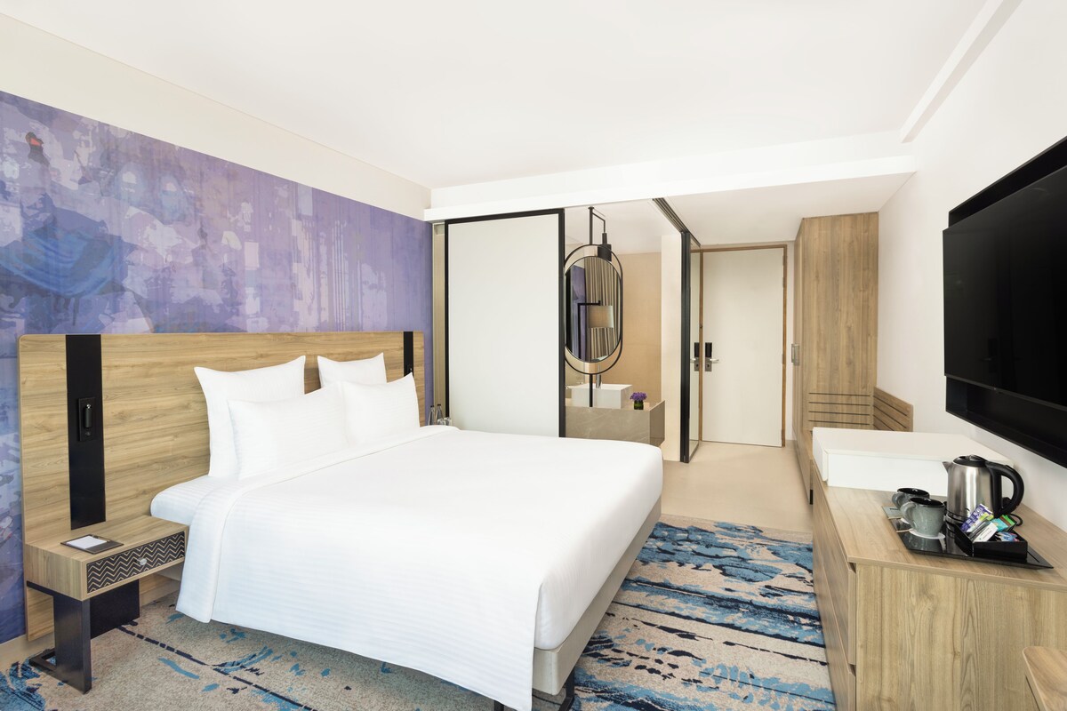 Deluxe Room, 1 King Bed (Standard) | Minibar, laptop workspace, blackout curtains, soundproofing