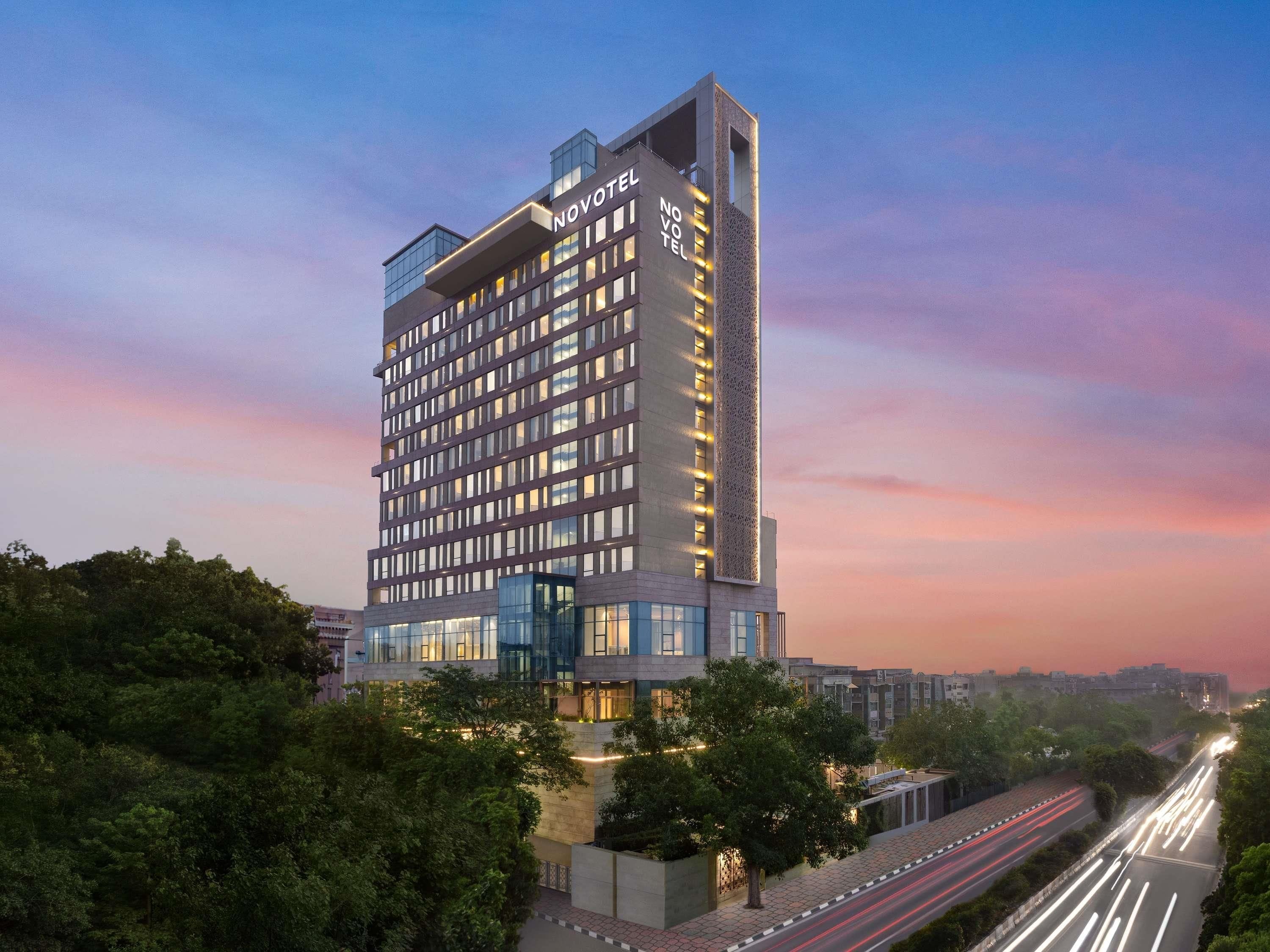 Un hotel de gran altura con diseño moderno, con varios pisos y una entrada destacada.