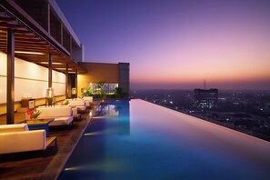 Una piscina al aire libre