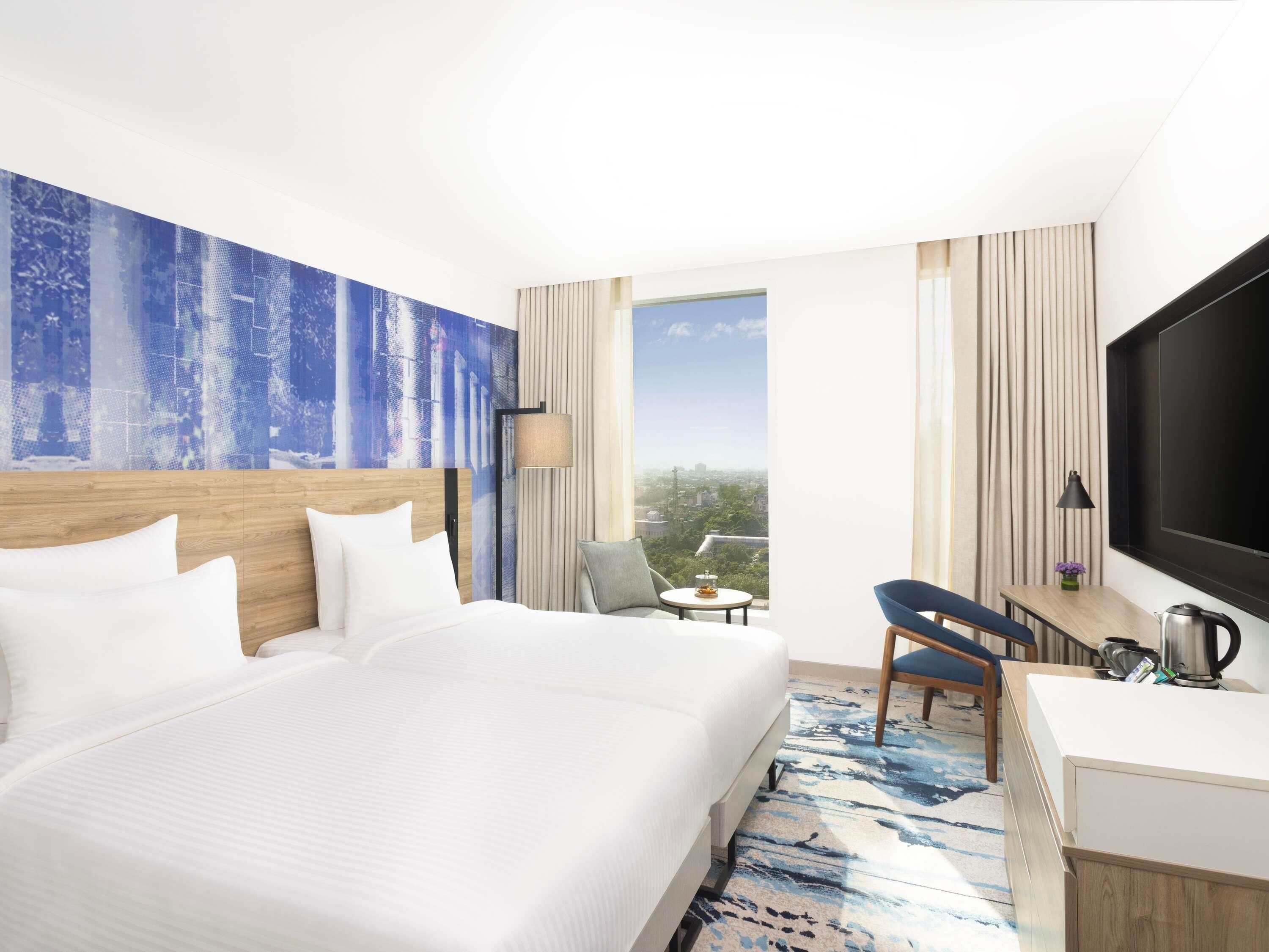 Minibar, arbejdsområde til bærbare computere, mørklægningsgardiner