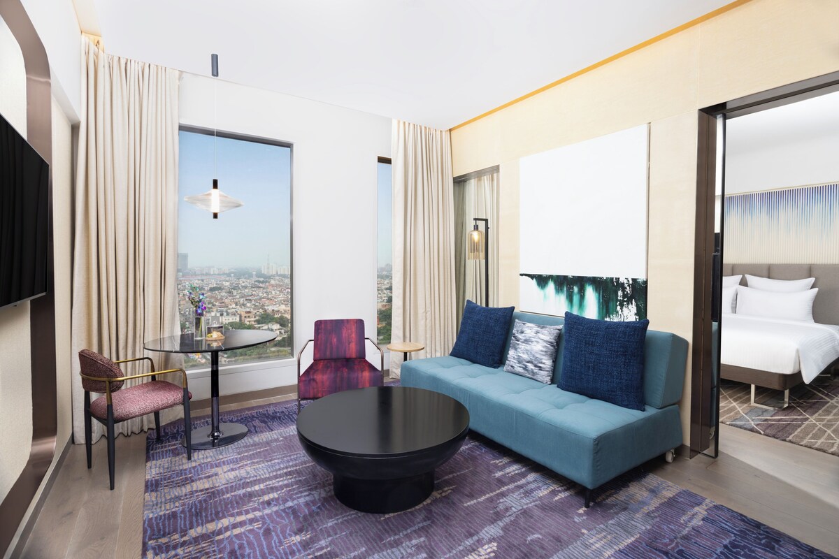 Junior Suite, 1 King Bed, City View | Minibar, laptop workspace, blackout curtains, soundproofing