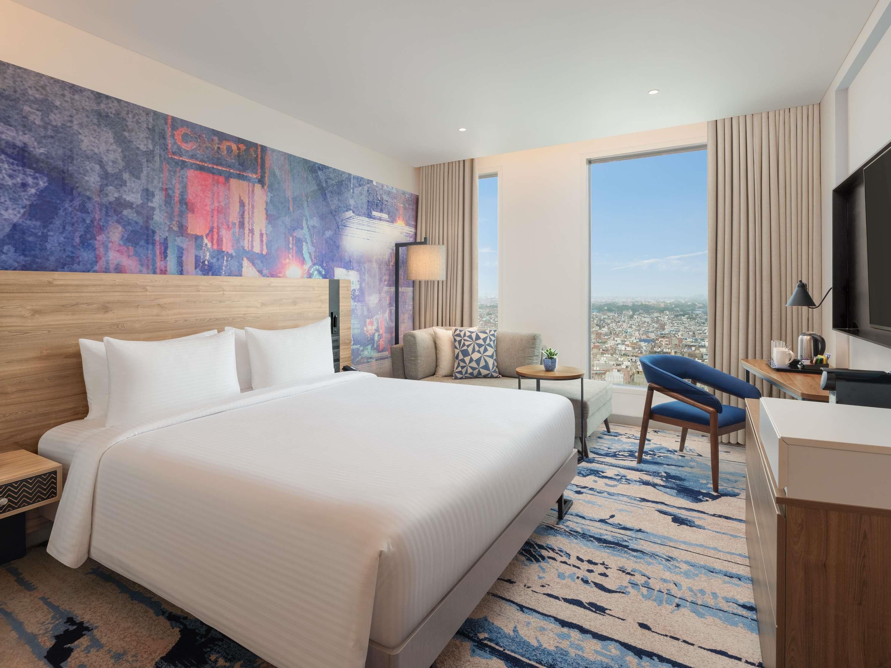 Minibar, espacio para trabajar con laptop y cortinas blackout 