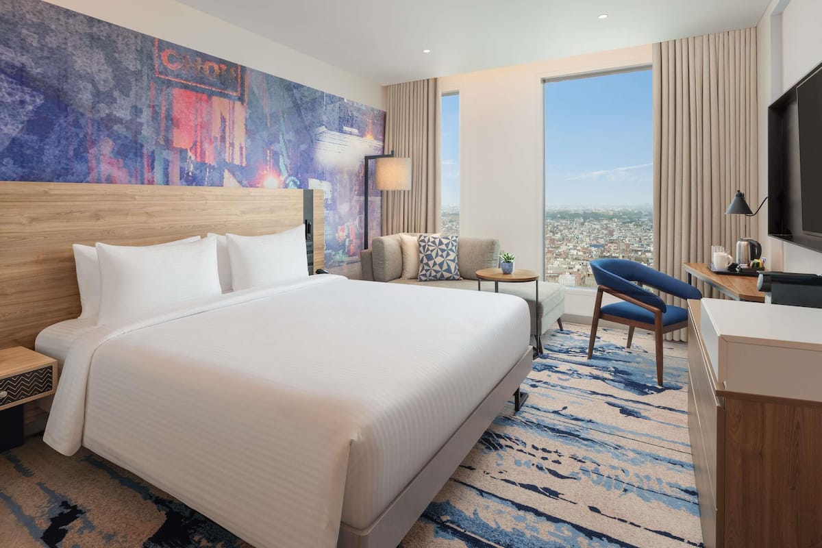 Minibar, arbetsyta för laptop, mörkläggningsgardiner och ljudisolering