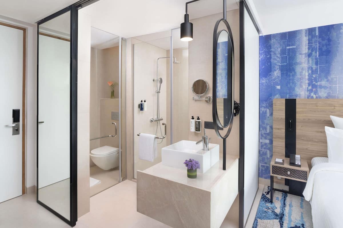 Bademäntel, Hausschuhe, Bidet, Handtücher