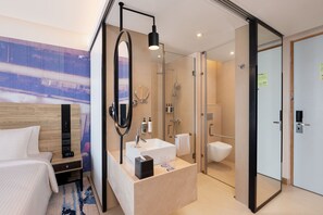 Batas, pantuflas, bidet, toallas 