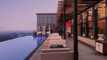 Breakfast, lunch and dinner served