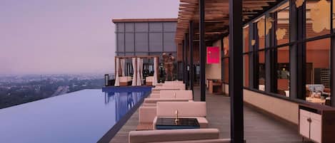 Serveert ontbijt, lunch en diner