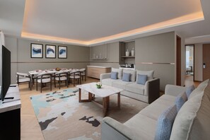 Una sala de estar moderna con sofá, mesa de centro y comedor.