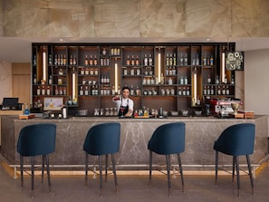 Bar (trong khuôn viên)