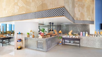 S'hi serveixen esmorzars, dinars i sopars