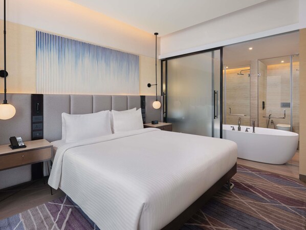 Junior Suite with King bed, city view, 15% F&B discount, 4 pieces laundry | Minibar, laptop workspace, blackout curtains, soundproofing - Novotel New Delhi City Centre (New Delhi)
