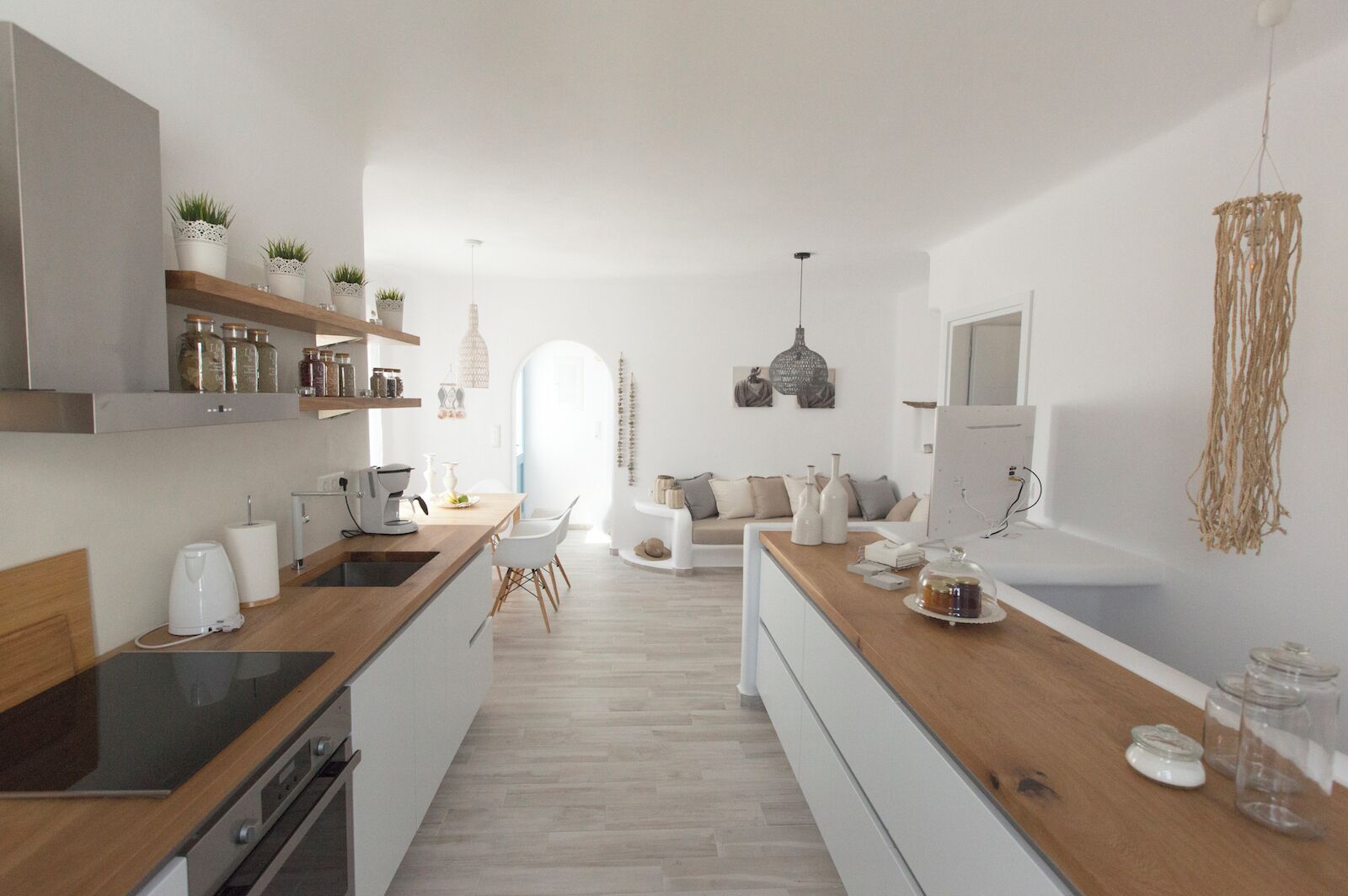 Een koelkast, een oven, een kookplaat, een vaatwasser