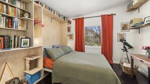 2 bedrooms, iron/ironing board, free WiFi